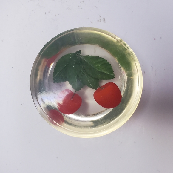 Lucite paper weight with cherries - Picture 4 of 6
